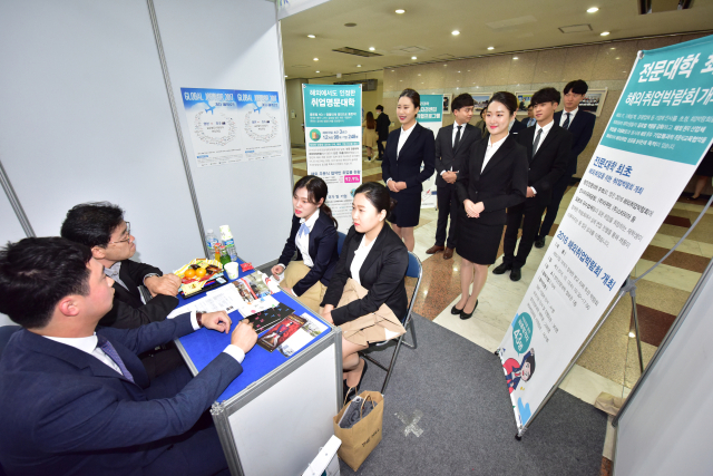 영진전문대 호텔항공관광과가 학생들이 교내에서 열린 해외취업박람회장에서 호주 메리트 시드니 호텔 면접에 나선 모습. 영진전문대 제공