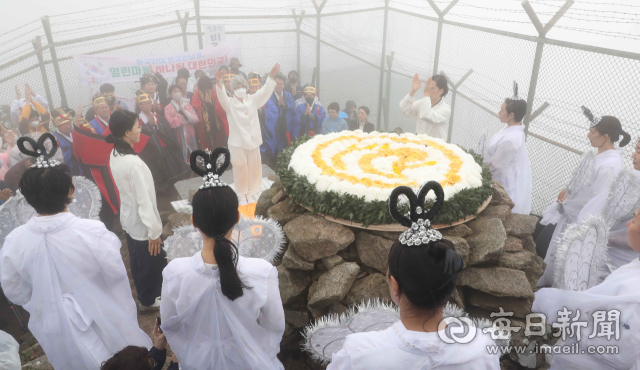 단기 4355년 개천절인 3일 경북 군위군 부계면 팔공산 비로봉(해발 1,193ｍ) 정상에서 열린 