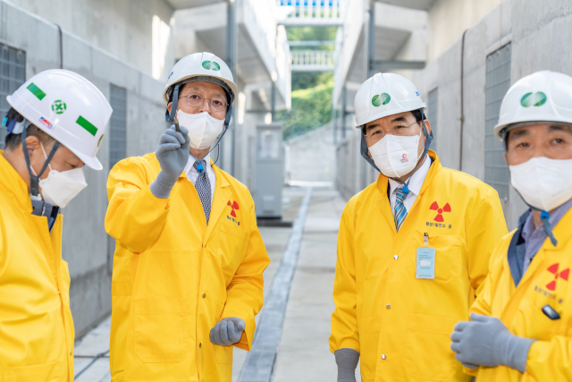 26일 경북 경주에 있는 한국수력원자력 월성원자력본부에서 이창양 산업통상자원부 장관(오른쪽 두번째)이 회사 관계자 안내를 받아 시설을 둘러보고 있다. 연합뉴스