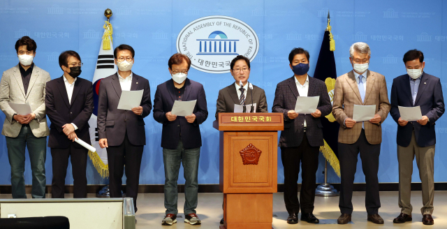 3일 오전 국회 소통관에서 더불어민주당 윤석열 정권 정치탄압대책위원회 박범계 위원장이 최근 감사원의 문재인 전 대통령 서면조사에 대한 규탄 기자회견을 하고 있다. 연합뉴스