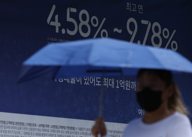 기준금리 인상과 시장금리 상승 등의 여파로 약 13년 만에 7%대 대출 금리 시대가 열리고 있다. 시중은행의 주택담보대출 금리 상단이 7%대에서 굳어지는 분위기인데다 신용대출과 전세자금대출 금리까지 7%에 바짝 다가섰기 때문이다. 더구나 한국은행이 연말까지 최소 한 차례 이상 빅 스텝(기준금리 0.50%포인트 인상)에 나설 가능성이 커지면서, 연내 대출금리가 8%에 올라설 것이라는 관측도 나오고 있다. 사진은 이날 서울시내 은행에 붙어 있는 대출 관련 홍보물. 연합뉴스