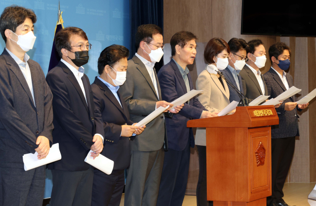 3일 오전 국회 소통관에서 더불어민주당 윤석열 3일 오전 국회 소통관에서 청와대출신 더불어민주당 국회의원들이 감사원의 문재인 전 대통령 서면조사에 대한 규탄 기자회견을 하고 있다. 연합뉴스