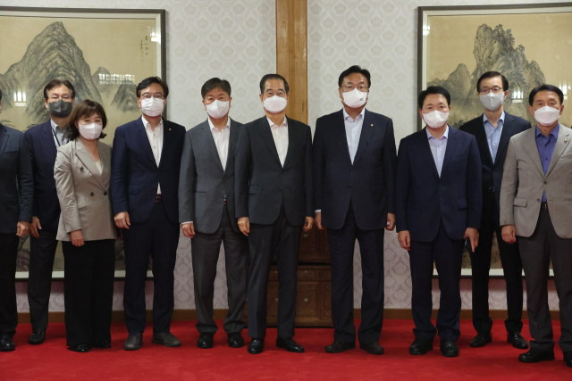 국민의힘과 정부, 대통령실이 국회 국정감사를 하루 앞둔 3일 서울 종로구 총리공관에서 국민의힘 