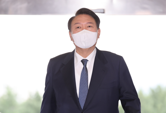 북한이 중거리 탄도미사일을 발사한 4일 오전 윤석열 대통령이 서울 용산 대통령실 청사로 출근하고 있다. 연합뉴스