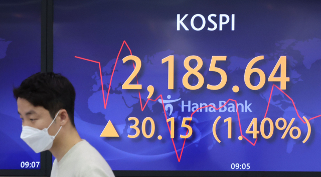 코스피가 전날보다 34.02p(1.58%) 오른 2,189.51로 시작한 4일 오전 서울 중구 하나은행 본점 딜링룸에서 딜러들이 업무를 보고 있다. 연합뉴스
