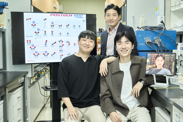 포스텍·카이스트 공동 연구팀. 왼쪽부터 포스텍 최한솔 박사과정생, 최창혁 교수, 신승재 박사, 카이스트 김형준 교수(태블릿 내). 포스텍 제공