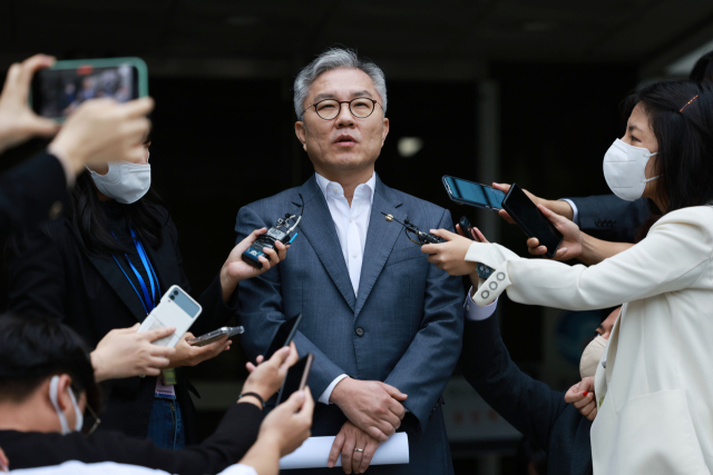 이동재 전 채널A 기자의 명예를 훼손한 혐의로 기소된 더불어민주당 최강욱 의원이 4일 서울 서초구 중앙지방법원에서 열린 1심 선고 공판을 마치고 법정을 나서며 취재진의 질문에 답하고 있다. 연합뉴스