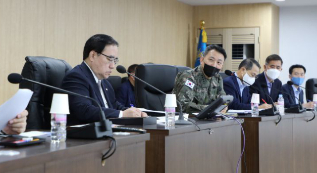 북한이 국군의 날, 동해상으로 탄도미사일 2발을 발사한 1일 서울 용산 대통령실 청사 지하 국가위기관리센터에서 김성한 국가안보실장이 긴급 국가안전보장회의(NSC) 상임위원회 회의를 주재하고 있다. 연합뉴스