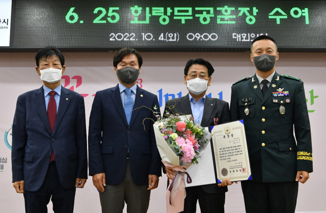 한국전쟁 참전용사인 고 조성래씨의 아들(오른쪽 두번째)이 아버지를 대신해 70년만에 화랑무공훈장과 기념패를 받았다.