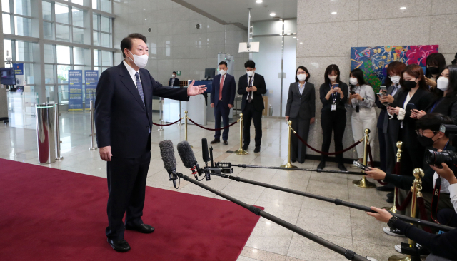 윤석열 대통령이 4일 오전 서울 용산 대통령실 청사로 출근, 취재진의 질문에 답하고 있다. 연합뉴스
