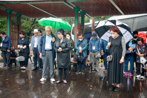 4일 대구 달성군 가창면에 있는 가창골 수변공원을 찾은 제주 4·3 희생자 유족회 영남위원회 소속 유족 26명과 채영희 10월항쟁유족회 회장이 영남 지역에서 희생 당한 제주 4·3 희생자들을 기리며 묵념하고 있다. 10월항쟁유족회 제공