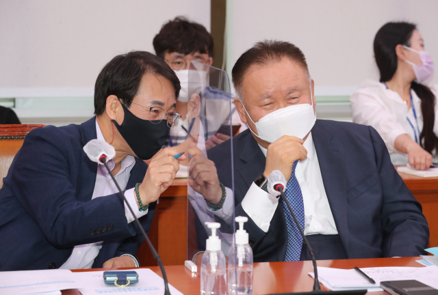 19일 오전 국회에서 열린 외교통일위원회 전체회의에서 더불어민주당 이원욱 의원(왼쪽)과 이상민 의원이 대화하고 있다. 연합뉴스