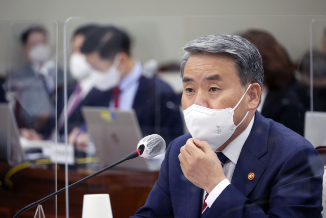 이종섭 국방부 장관이 4일 서울 용산구 국방부에서 열린 국방부 등에 관한 국정감사에서 의원들의 질의에 답변하고 있다. 연합뉴스