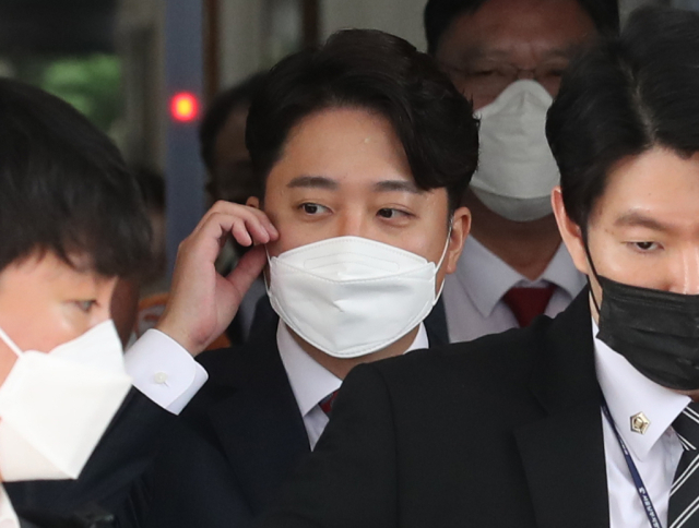 국민의힘 이준석 전 대표가 28일 서울 양천구 서울남부지방법원에서 열린 국민의힘 당헌 효력 정지 가처분 심문을 마친 뒤 법원 청사를 나서고 있다. 서울남부지법 민사51부(황정수 수석부장판사)는 이날 이 전 대표가 국민의힘과 정진석 비대위원장 및 비대위원 6명을 상대로 낸 3∼5차 가처분 신청 사건을 심문한다. 연합뉴스