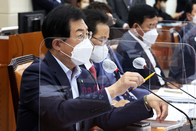 4일 오전 국회 행정안전위원회에서 열린 행정안전부에 대한 국정감사에서 여당 간사인 국민의힘 이만희 의원이 발언하고 있다. 연합뉴스