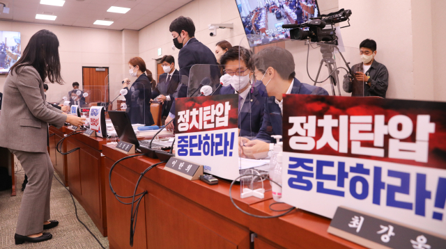 4일 서울 여의도 국회에서 열린 대법원 등에 대한 법제사법위원회 국정감사에서 더불어민주당 측이