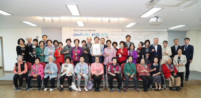 권기창 안동시장이 4일 취임 100일을 앞두고 새벽부터 환경미화원 체험과 정례조례, 문해교실 1일 강사 등 분주한 행보를 걸었다. 사진은 용상평생학습원 문해교실 1일 강사로 나선 권 시장이 어르신 학생들과 기념촬영하고 있다. 안동시 제공