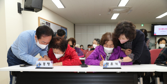권기창 안동시장이 4일 취임 100일을 앞두고 새벽부터 환경미화원 체험과 정례조례, 문해교실 일일 강사 등 분주한 행보를 걸었다. 사진은 문해교실 일일강사에 나선 권기창 시장. 안동시 제공
