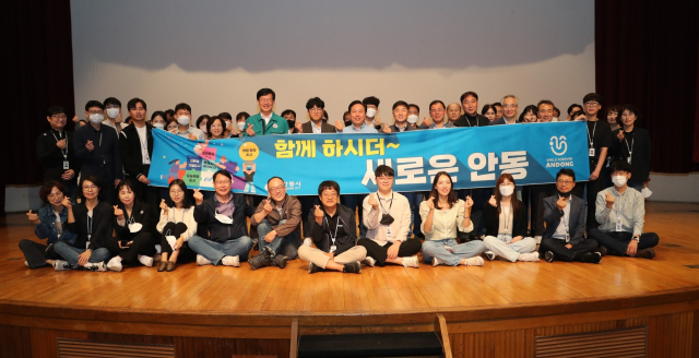 권기창 안동시장이 4일 취임 100일을 앞두고 새벽부터 환경미화원 체험과 정례조례, 문해교실 일일 강사 등 분주한 행보를 걸었다. 사진은 정례조례 후 직원들과 기념촬영하고 있다. 안동시 제공