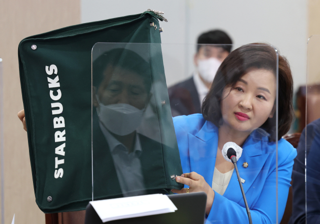 더불어민주당 소속 이수진 의원이 4일 오후 세종시 정부세종청사에서 열린 국회 환경노동위원회의 환경부 등에 대한 국정감사에서 증인으로 출석한 송호섭 스타벅스코리아 대표이사에게 질의하고 있다. 연합뉴스