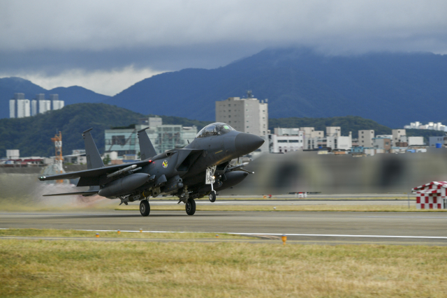 한국 공군의 F-15K가 북한 중거리탄도미사일 도발에 대응해 한미 연합 공격편대군 비행 및 정밀폭격 훈련을 위해 이륙하고 있다. 연합뉴스