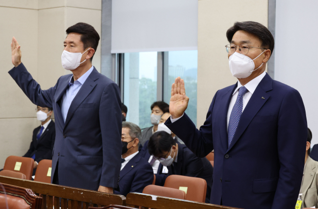 4일 오후 국회 행정안전위원회에서 열린 행정안전부·인사혁신처·공무원연금공단에 대한 국정감사에서 증인으로 출석한 최정우 포스코 그룹 회장(오른쪽)과 이강덕 포항시장이 증인 선서를 하고 있다. 연합뉴스