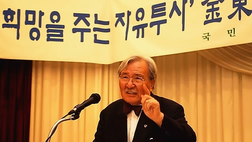 보수진영 원로 인사인 김동길 연세대 사학과 명예교수가 지난 4일 별세했다. 향년 94세. 사진은 2009년 9월 9일 강원 춘천시에서 조갑제