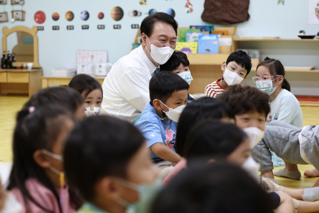 윤석열 대통령이 27일 세종시 도담동 아이누리 어린이집을 방문, 아이들에게 옛 이야기를 들려주는 이야기 할머니 프로그램을 참관하고 있다. 연합뉴스