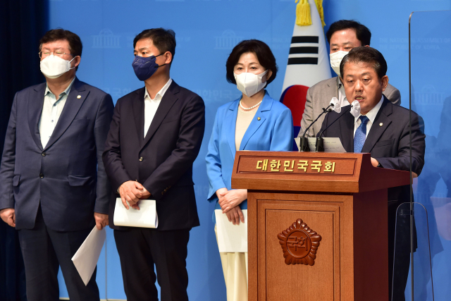 더불어민주당 김병주 국방위 간사 등 의원들이 5일 서울 여의도 국회 소통관에서 서해 공무원 사건 관련 논평 및 문재인 전 대통령에 대한 서면 조사를 규탄하는 한편 우리 군의 현무-2 탄도미사일 발사 실패와 관련 기자회견을 하고 있다. 연합뉴스