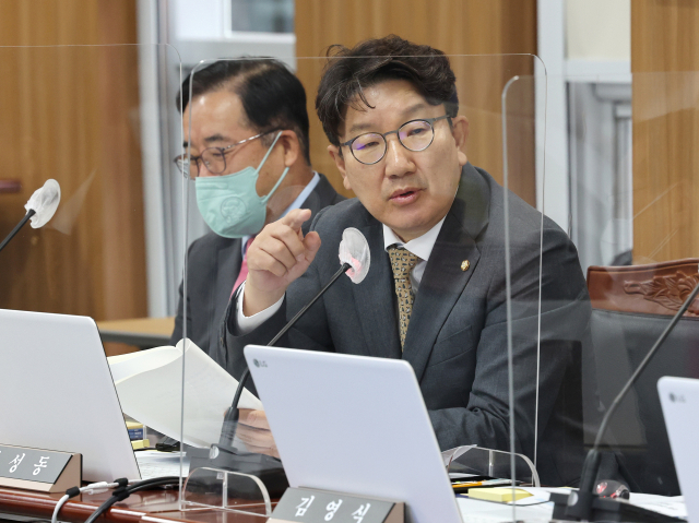 국민의힘 권성동 의원이 4일 오전 세종시 정부세종청사에서 열린 국회 과학기술정보방송통신위원회의 과학기술정보통신부, 우정사업본부 등에 대한 국정감사에서 질의하고 있다. 연합뉴스