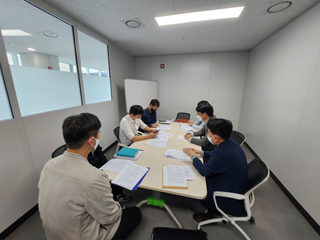 경북 군위군 대구편입정책단이 행정안전부 자치분권지원과를 방문, 실무자들과 대구 편입 절차 등을 협의하고 있다. 군위군 제공
