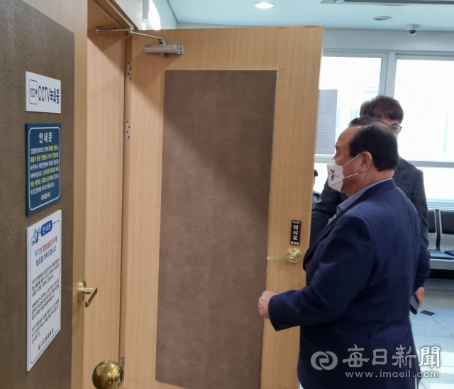 김영만 전 군위군수가 5일 오후 대구지법에서 열린 업무상 배임 혐의 파기환송심에 출석하고 있다. 김근우 기자 gnu@imaeil.com
