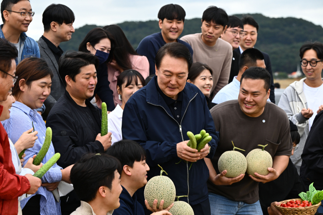 윤석열 대통령이 5일 오전 경북 상주시 스마트팜 혁신밸리 지원센터를 방문, 학생들과 기념촬영을 하고 있다. 연합뉴스