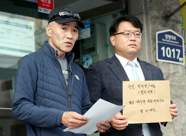 서해상에서 북한군에 피살된 해양수산부 공무원 고(故) 이대준씨의 형 이래진씨가 변호사 김기윤씨와 함께 5일 오후 인천시 계양구 더불어민주당 이재명 대표 지역사무실 앞에서 항의서 전달에 관한 입장을 밝히고 있다. 연합뉴스