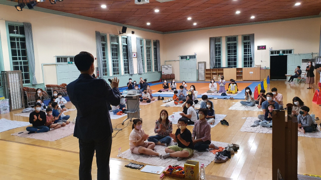 지난달 30일 대구 남산초 강당에서 다:행복한 가족 인성놀이 프로그램에 참여 중인 가족들. 대구시교육청 제공