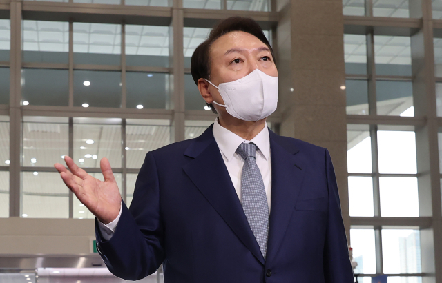 윤석열 대통령이 6일 오전 서울 용산 대통령실 청사로 출근, 취재진의 질문에 답하고 있다. 연합뉴스