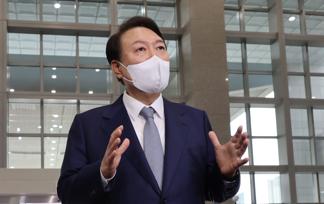 윤석열 대통령이 6일 오전 서울 용산 대통령실 청사로 출근, 취재진의 질문에 답하고 있다. 연합뉴스