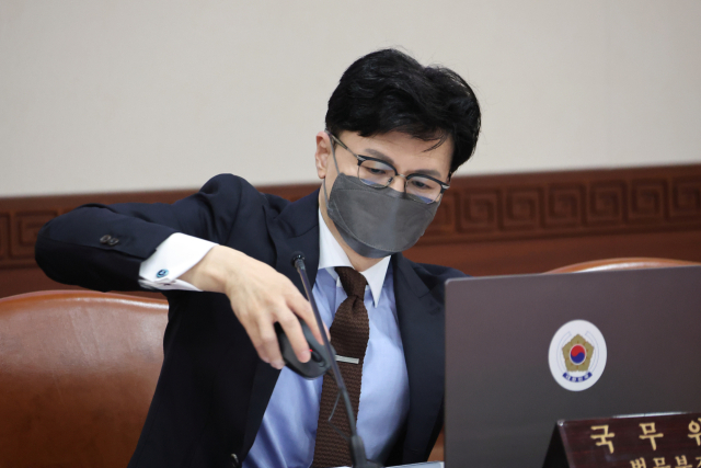 한동훈 법무부 장관이 5일 정부서울청사에서 세종청사와 영상으로 연결해 열린 국무회의에 참석해 있다. 연합뉴스