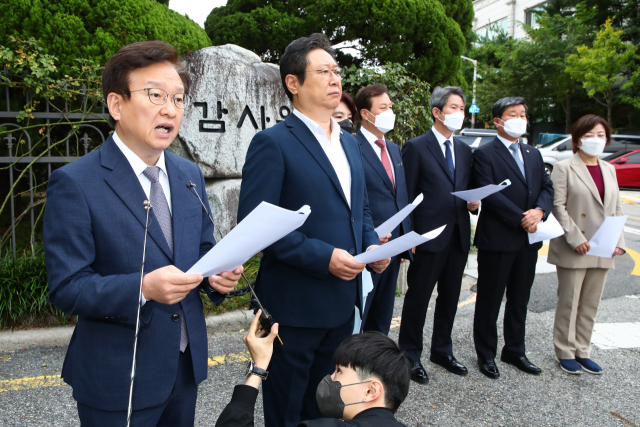 문재인 정부 장관을 지낸 더불어민주당 현역 의원들이 6일 오전 서울 종로구 감사원 정문 앞에서 감사원 부당 감사 비판 기자회견을 하고 있다. 왼쪽부터 더불어민주당 권칠승·황희·한정애·도종환·이인영·전해철·진선미 의원. 연합뉴스