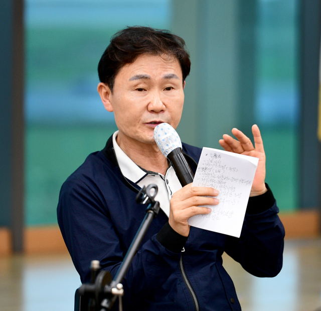 이남철 고령군수는 현장 중심의 행정을 펼치고 주민들과의 소통으로 바쁜 취임 100일을 보냈다. 사진은 주민들과 소통간담회. 고령군 제공.