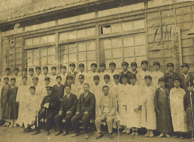 1924년 제1회 포항 기계초등학교(당시 기계공립보통학교) 졸업생 사진. 기계초 제공.