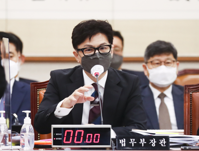 한동훈 법무부 장관이 6일 국회 법제사법위원회에서 열린 법무부·대한법률구조공단·한국법무보호복지공단 등에 대한 국정감사에서 의원질의에 답변하고 있다. 연합뉴스