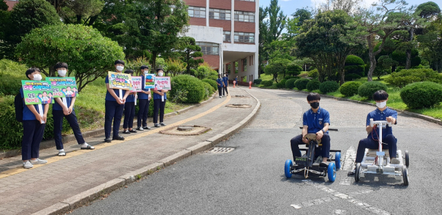지난해 전환기 메이커교육 운영학교로 선정됐던 대구 대륜중학교 학생들이 프로젝트 활동의 일환으로 1인 자동차를 운행하고 있다. 대구시교육청 제공
