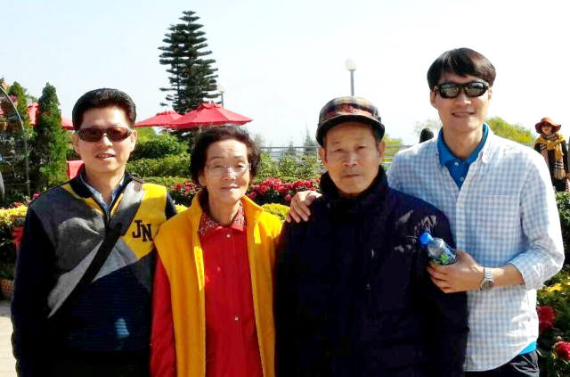김선표 진명복지재단 이사장(사진 왼쪽 첫 번째)이 가족과 함께 한 여행에서 부모와 함께 찍은 사진. 오른쪽 두 번째가 김 이사장의 아버지 고 김규혁 씨. 가족 제공.