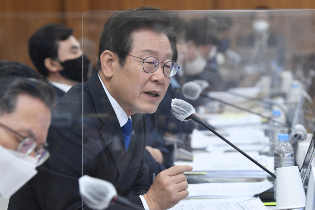 더불어민주당 이재명 대표가 6일 서울 용산구 합동참모본부에서 열린 국정감사에서 질의하고 있다. 연합뉴스