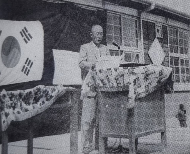 1963년 4월 4일 포항 흥해초등학교 제55주년을 맞아 제1회 졸업생이 기념사를 하고 있다. 흥해초 제공.