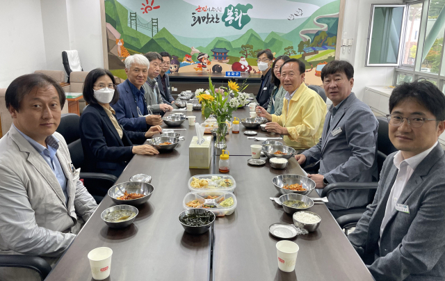 박현국(오른쪽 세 번째) 봉화군수와 민원 부서장들이 점심식사를 하고 있다. 봉화군 제공