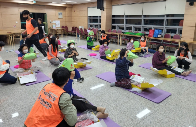 경운대학교 학생들이 의성 단밀면, 구미 무을면에서 재능기부 봉사활동을 하고 있다. 경운대 제공