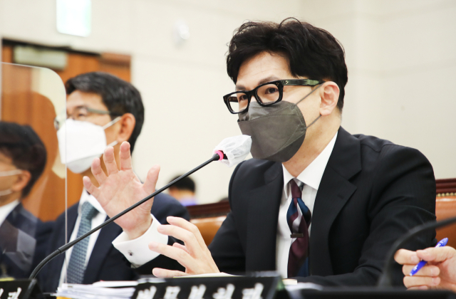 한동훈 법무부 장관이 6일 국회 법제사법위원회에서 열린 법무부·대한법률구조공단·한국법무보호복지공단 등에 대한 국정감사에서 의원질의에 답변하고 있다. 연합뉴스