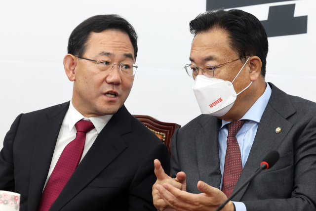 국민의힘 정진석 비대위원장과 주호영 원내대표가 6일 오전 국회에서 열린 비상대책위원회의에서 현안을 논의하고 있다. 연합뉴스